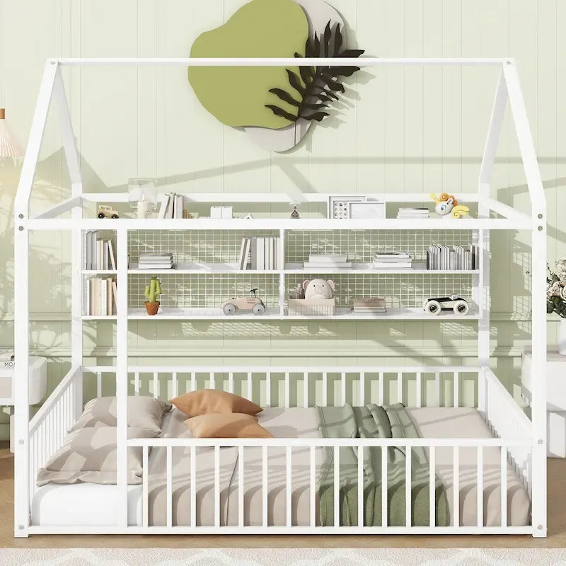 Cadre de lit jumeau en métal en forme de maison avec étagères grillagées et barrière de rangement